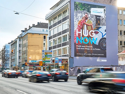 Reklam dünyasında dikkat çekmenin en etkili yollarından biri bina cephesi reklam alanlarıdır.